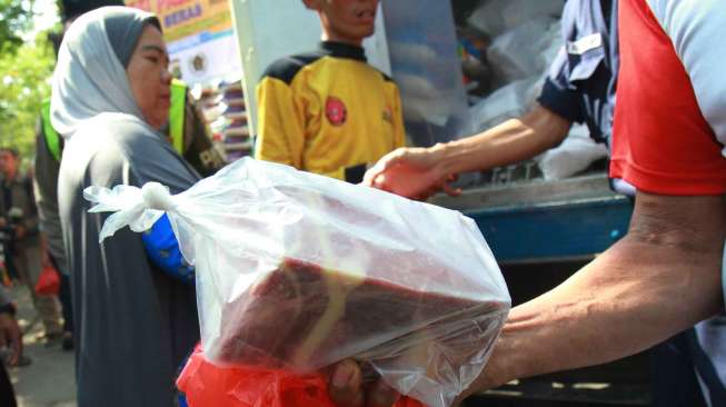 Operasi pasar beras dan daging. (Suara.com/ Oke Atmadja)