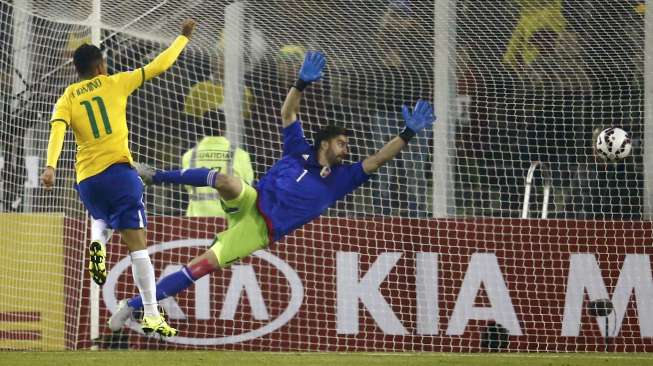 Roberto Firmino mencetak gol ke gawang Venezuela (22/6) [Reuters/Ricardo Moraes]