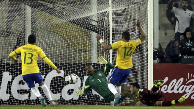 Miku menjebol gawang Brasil (22/6) [Reuters/Jorge Adorno]