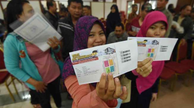 Calon pemudik mendaftar untuk menjadi peserta mudik gratis di Gedung Nyi Ageng Serang, Jakarta, Selasa (23/6).