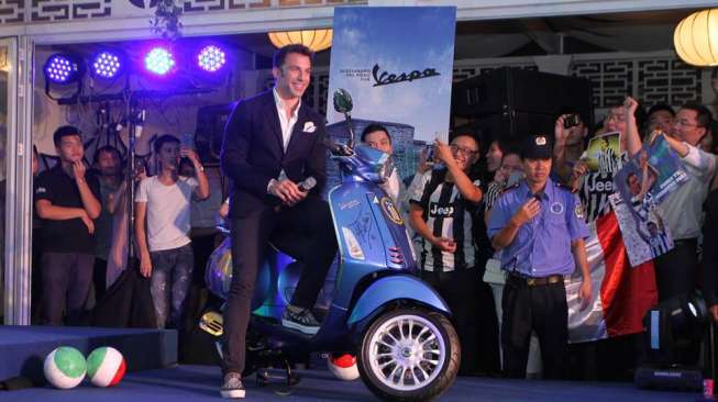 Alessandro Del Piero Jadi Ikon Vespa