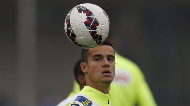 Pemain Brasil Philippe Coutinho melakukan sesi latihan di Santiago (23/6). Reuters/Ueslei Marcelino