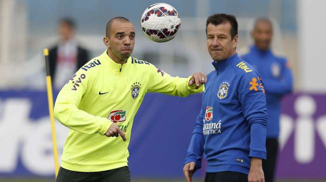 Pemain Brasil Diego Tardelli saat menjalani latihan di Santiago. Reuters/Ueslei Marcelino