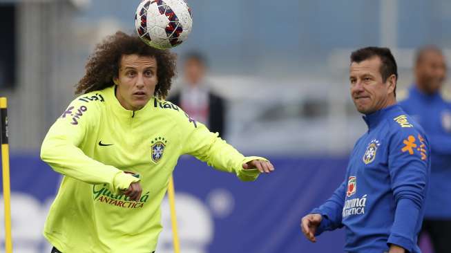 Pemain Brasil David Luiz (kiri) saat menjalani sesi latihan di Santiago (23/6). Reuters/Ueslei Marcelino