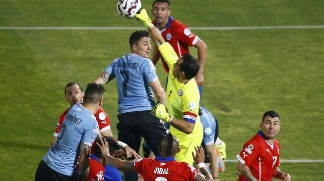 Kiper Cile Claudio Bravo mengamankan gawangnya dari ancaman Uruguay (25/6) [Reuters/Ricardo Moraes]