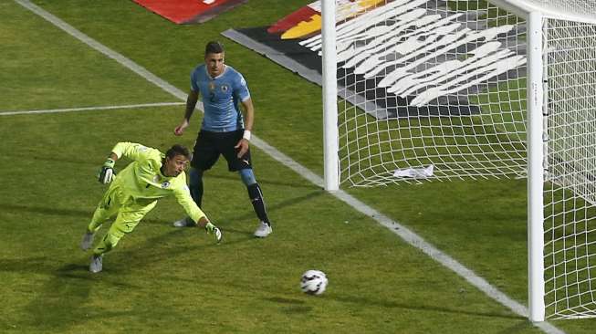 Kiper Uruguay Fernando Muslera gagal menghentikan laju bola ke dalam gawangnya (25/6) [Reuters/Ricardo Moraes]