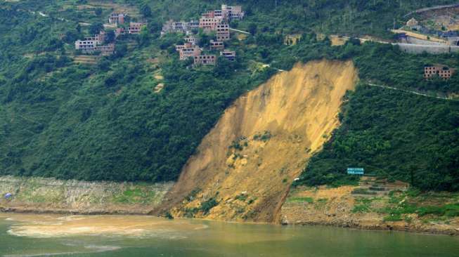 Seram, Longsor di Tepi Sungai Ini Tenggelamkan 13 Kapal