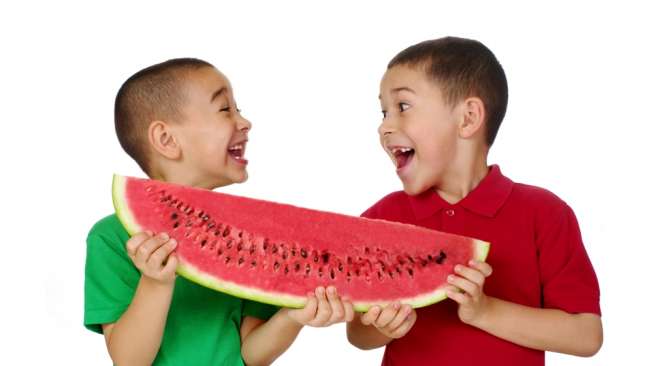 Ilustrasi anak makan buah. (Shutterstock)
