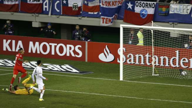 Paolo Guerrero mencetak gol keduanya ke gawang Romel Quinonez (26/6) [Reuters/Carlos Garcia Rawlins]