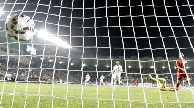 Paolo Guerrero mencetak gol ke gawang Bolivia (26/6) [Reuters/Jorge Adorno]