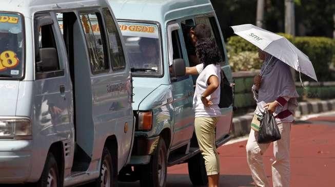 Suku Dinas Perhubungan dan Transportasi (Sudinhubtrans) Jakarta Selatan akan menindak tegas angkot yang keluar dari jalur trayeknya. 