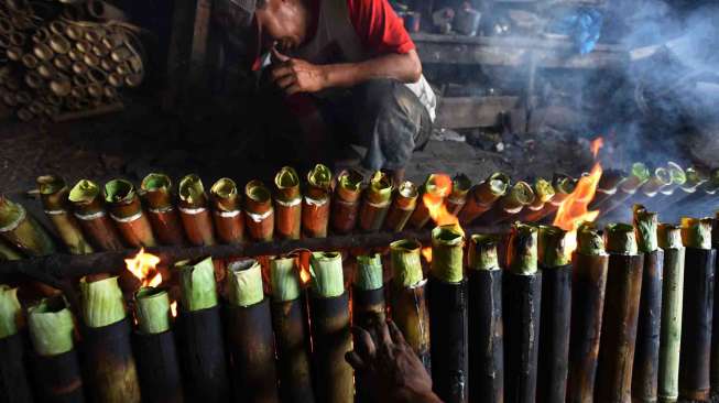 Pembuatan Lemang Bambu