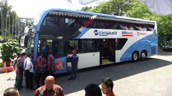 Alfamart Serahkan Bantuan Bus Tingkat Pariwisata ke Pemprov DKI