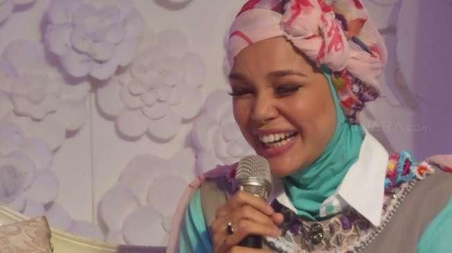 Dewi Sandra Miris Indonesia Marak Pemerkosaan Anak