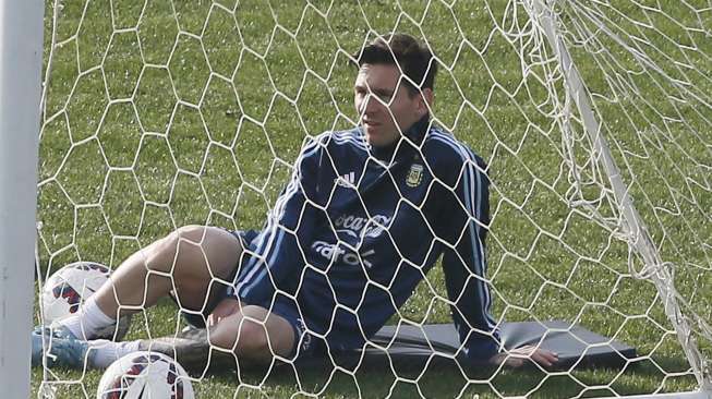 Kapten Argentina Lionel Messi tampak santai saat Argentina melakukan sesi latihan di Vina del Mar. Reuters/Rodrigo Garrido