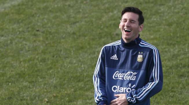 Kapten Argentina Lionel Messi tampak riang saat Argentina melakukan sesi latihan di Vina del Mar. Reuters/Rodrigo Garrido