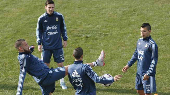 Kapten Argentina Lionel Messi dan rekan setimnya melakukan latihan di Vina del Mar. Reuters/Rodrigo Garrido