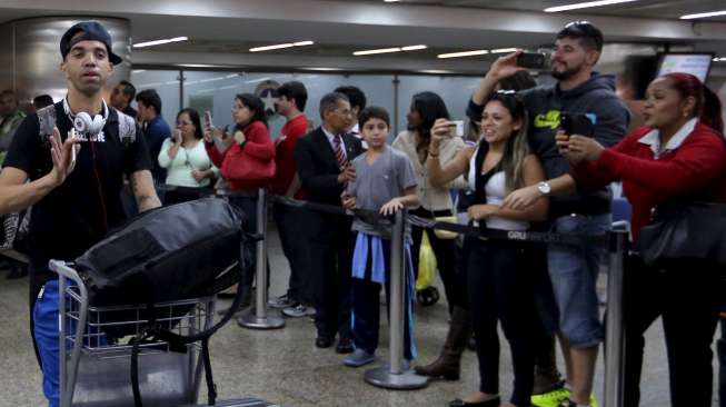 Pemain Brasil Diego Tardelli saat tiba bersama tim di bandara internasional Guarulhos, Sao Paolo. (28/6). Reuters/Paulo Whitaker