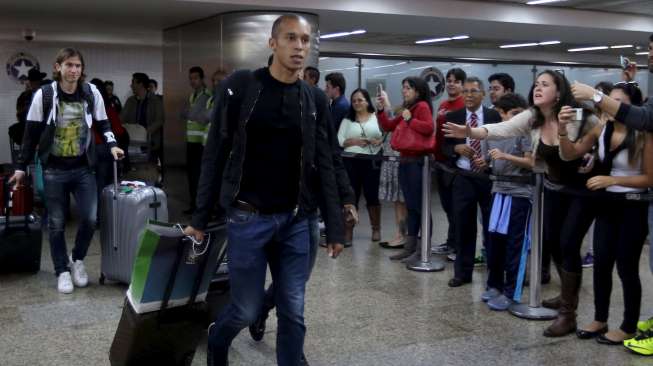 Pemain Brasil Miranda (kedua kiri) dan Filipe Luis (L) saat tiba di Bandara Internasional, Sao Paolo (28/6). Reuters/Paulo Whitaker