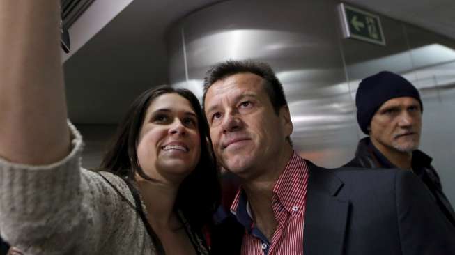 Pelatih timnas Brasil Carlos Dunga juga ikut meladeni permintaan selfie fansnya saat tiba di Bandara Internasional Guarulhos, Sao Paolo (28/6). Reuters/Paulo Whitaker