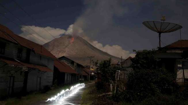 Sinabung Luncurkan Lahar Panas