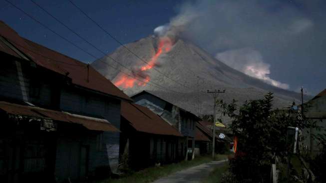 Gunung Sinabung Terus Semburkan Awan Panas Intensitas Tinggi