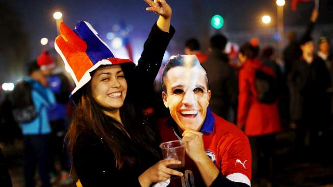 Fans tuan rumah rayakan keberhasilan Cile melaju ke final Copa America (30) [Reuters/Pablo Sanhueza]