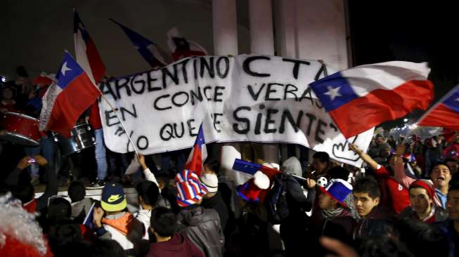 Fans tuan rumah rayakan keberhasilan Cile melaju ke final Copa America (30) [Reuters/Carlos Garcia Rawlins]