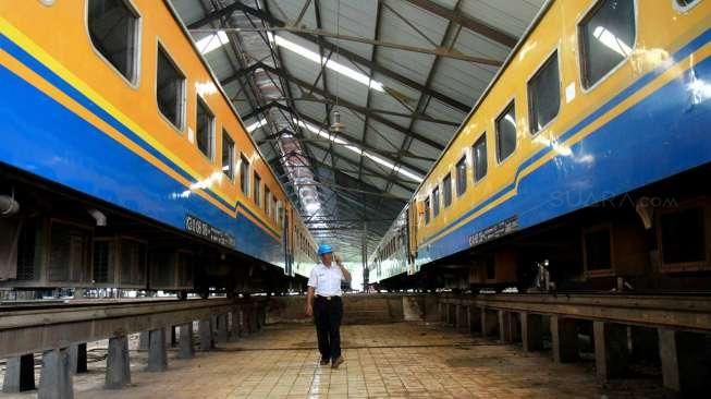 Menjelang lebaran sejumlah gerbong kereta diperbaiki demi memberi kenyamanan bagi para pemudik.