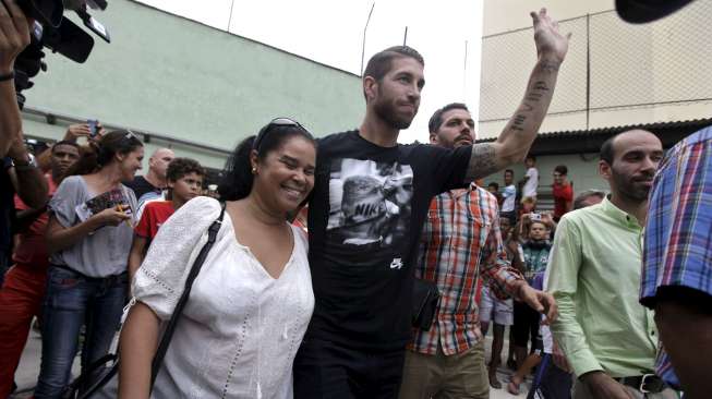 Sergio Ramos bersama anak-anak Cuba saat bertugas sebagai duta UNICEF (1/7) [Reuters/Enrique de la Osa]