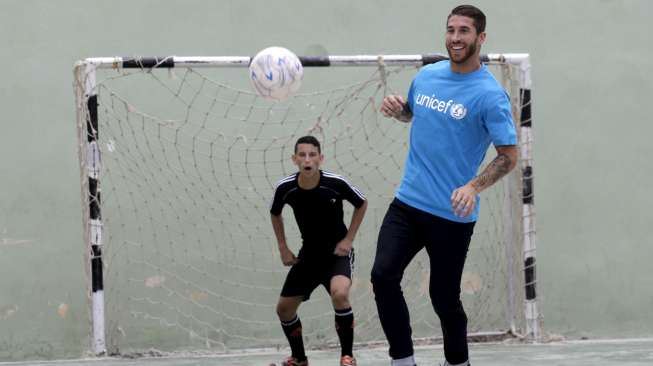 Sergio Ramos bersama anak-anak Cuba saat bertugas sebagai duta UNICEF (1/7) [Reuters/Enrique de la Osa]