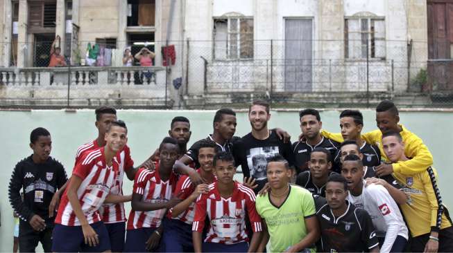 Sergio Ramos bersama anak-anak Cuba saat bertugas sebagai duta UNICEF (1/7) [Reuters/Enrique de la Osa]