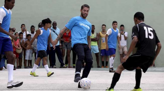 Sergio Ramos bersama anak-anak Cuba saat bertugas sebagai duta UNICEF (1/7) [Reuters/Enrique de la Osa]