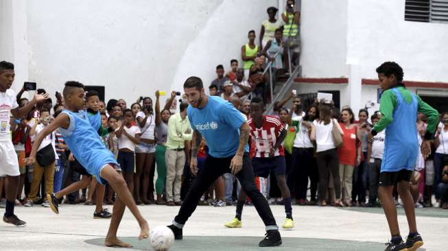 Sergio Ramos bersama anak-anak Cuba saat bertugas sebagai duta UNICEF (1/7) [Reuters/Enrique de la Osa]