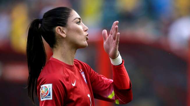 Kiper Tim Amerika Serikat Hope Solo (1) setelah menyapa fansnya usai mengalahkan Kolombia (22/6) di Commonwealth Stadium. (Reuters/Erich Schlegel/USA Today)