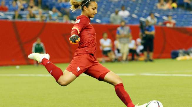 Kiper Tim Prancis Sarah Bouhaddi (16) menendang bola saat menghadapi Korea Selatan di Olympic Stadium (21/6). (Reuters/Jean-Yves Ahern/USA Today)