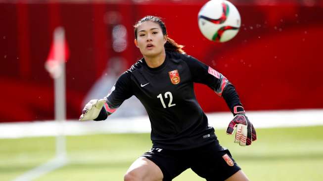 Kiper Tim Cina Wang Fei (12) mencoba mengamankan bola saat menghadapi Kamerun (20/6). (Reuters/Michael Chow/USA Today)