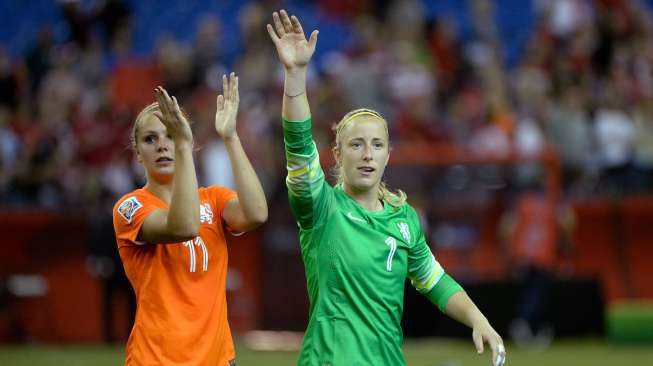 Kiper Tim Belanda Loes Geurts (1) menyapa para fansnya usai menghadapi Kanada (15/6). (Reuters/Eric Bolte/USA Today)