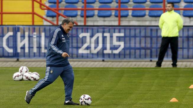 Pelatih Argetina Gerardo Martino dalam sesi latihan di Concepcion (2/7) [Reuters/Andres Stapff]