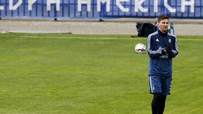 Lionel Messi dalam sesi latihan di Concepcion, Cile (2/7) [Reuters/Andres Stapff]