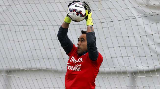 Kiper Cile Claudio Bravo juga melakukan sesi latihan di Santiago. (2/7) Reuters/Ivan Alvarado