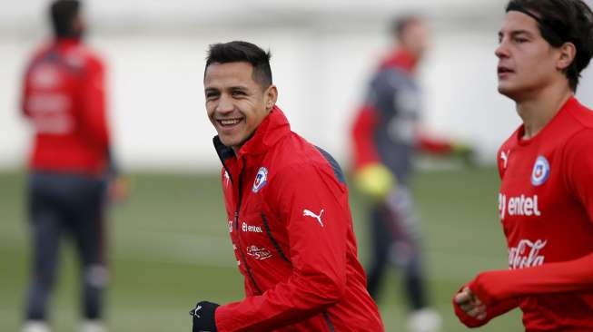 Alexis Sanchez (kiri) dan Miiko Albornoz menjalani sesi latihan tim Cile di Santiago (2/7).  Reuters/Ivan Alvarado