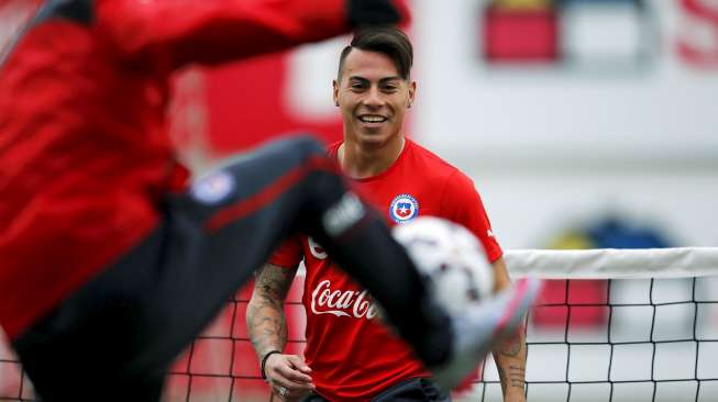 Pemain Cile Eduardo Vargas melakukan sesi latihan bersama tim di Santiago. Reuters/Ivan Alvarado