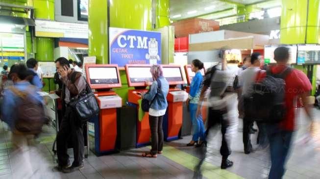 Calon penumpang kereta api membeli tiket di Stasiun Gambir, Jakarta, Jumat (3/7). [suara.com/Oke Atmaja]