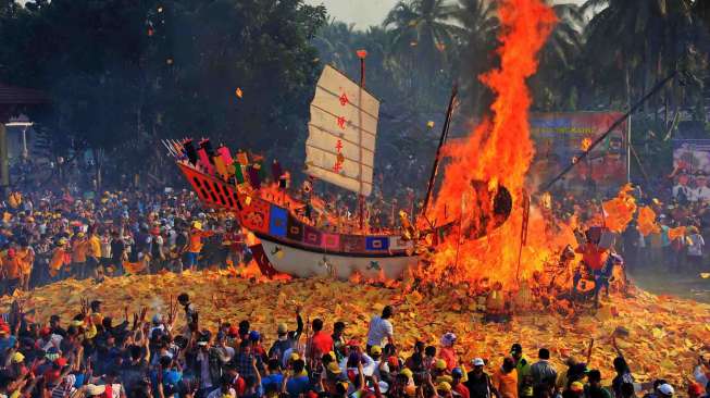 Prosesi Ritual Bakar Tongkang dihadiri oleh ribuan etnis Tionghoa Bagansiapiapi dari dalam dan luar negeri.