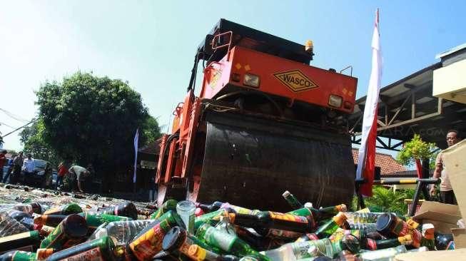 Sebanyak 7.002 botol minuman keras dimusnahkan, ini merupakan hasil operasi pada bulan suci Ramadan. 