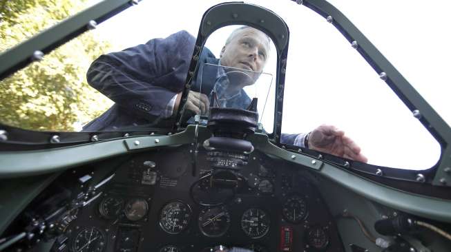 MK.1 Spitfire, sebuah pesawat berpenumpang tunggal buatan Inggris tahun 1938, akan dilelang di London pada tanggal 9 Juli 2015 . (Reuters/Peter Nicholls)