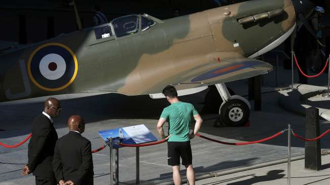 MK.1 Spitfire, sebuah pesawat berpenumpang tunggal buatan Inggris tahun 1938, akan dilelang di London pada tanggal 9 Juli 2015 . (Reuters/Peter Nicholls)