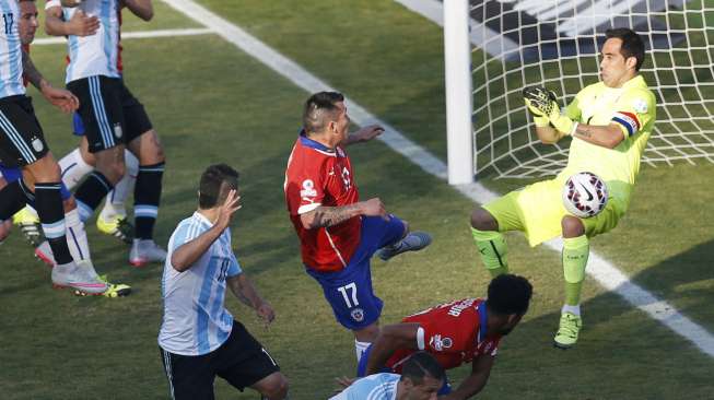 Kiper Cile Claudio Bravo membendung bola hasil tandukkan Aguero (5/7) [Reuters/Ueslei Marcelino]