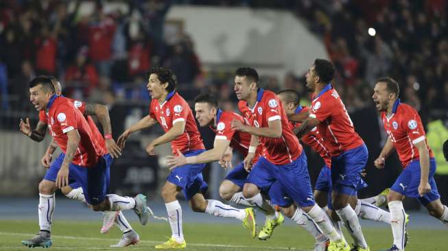 Reaksi pemain Cile setelah Alexis Sanchez memastikan gelar Copa America lewat golnya ke gawang Romero (5/7) [Reuters/Jorge Adorno]